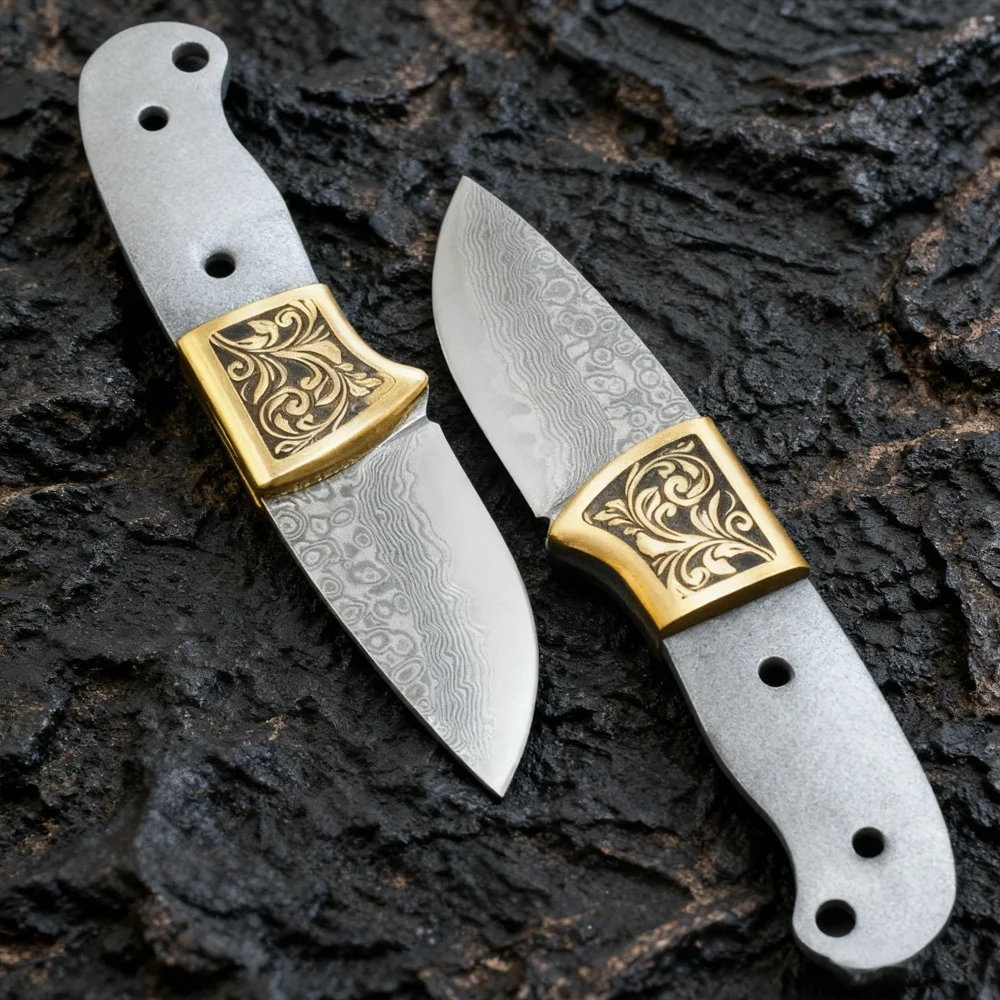 Knife Blade Blank Damascus Steel Forged - 手鍛えのダマスカス鋼製、沈香木の柄が付いた茶刀の素地。DIYナイフ製作に最適な、直線的な半完成品。